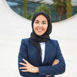 happy-successful-muslim-businesswoman-posing-outside (1) Elif Yılmaz